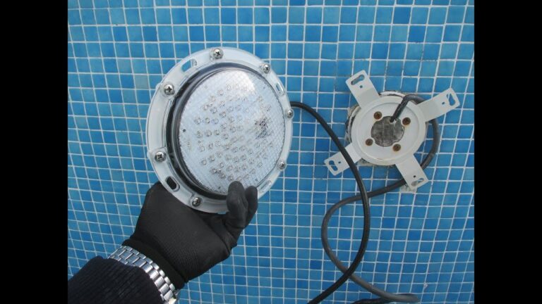 Gu&iacute;a Esencial para el Mantenimiento de Focos y Proyectores en Piscinas