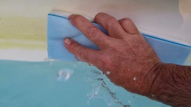 T&eacute;cnicas Efectivas para Limpiar Bordes de Piscinas
